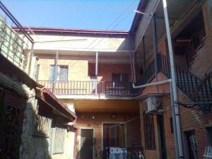 - Vistas al exterior de un edificio con balcón en Vita, en Tiflis