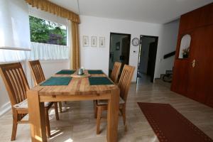 a dining room with a wooden table and chairs at Ferienhaus am Kaufunger Wald in Kaufungen