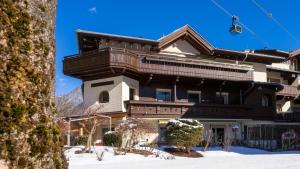 een gebouw in de sneeuw met een skilift bij Am Eschenbichl in Mayrhofen