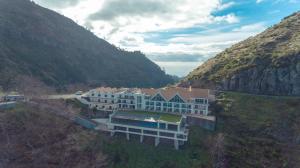 une vue aérienne sur un bâtiment situé dans une montagne dans l'établissement Eira do Serrado - Hotel & Spa, à Curral das Freiras