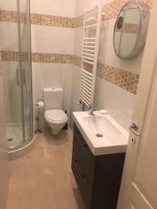 フィレンツェにあるAusoniaのバスルーム(トイレ、洗面台、鏡付)