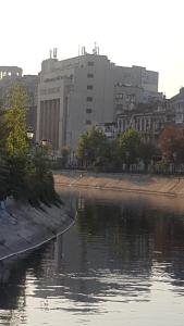 ブカレストにあるHospitality Centrum- Riverの背景水