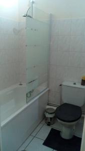 La salle de bains est pourvue de toilettes, d'une douche et d'une baignoire. dans l'établissement Le Jim : Rue Musette, à Dijon