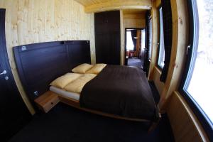 Postel nebo postele na pokoji v ubytování Krakonošova Dílna "WOODHAUS"