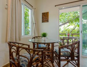 a dining room with a glass table and chairs at Casa Luca in Playa del Carmen