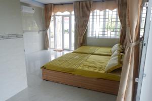 Giường trong phòng chung tại Hanh Mai Hotel