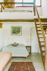 a bedroom with bunk beds and a staircase at Casa Bon Voyage Caboré - Chez Cira in Paraty
