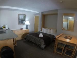 Кровать или кровати в номере Panorama Vacation Retreat at Horsethief Lodge