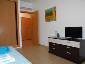 Et tv og/eller underholdning på Albufeira Lovely new Apartment W/ Pool