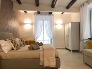 ナポリにあるNapoli Plebiscito Apartmentのベッドルーム1室(ベッド1台、大きな窓付)