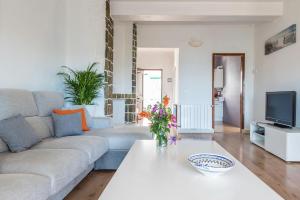 a living room with a couch and a table at Atalaya Alta in Benalmádena