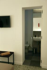 Koupelna v ubytování Re Ruggero Rooms