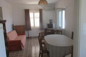 salon ze stołem i telewizorem w obiekcie Holiday home w mieście Sušica