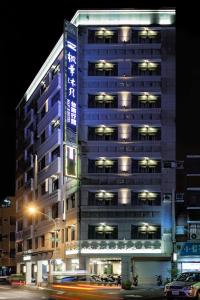 un edificio alto con luces encendidas por la noche en Maple Hotel en Tainan