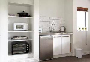 eine Küche mit Spüle und Mikrowelle in der Unterkunft Sunny Lakeside Haven in Queenstown + 11 Fotos