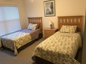 1 dormitorio con 2 camas y ventana en Venetian Bay Villages Resort, en Kissimmee