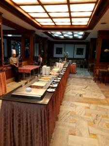 Ein Restaurant oder anderes Speiselokal in der Unterkunft Royal Twins Palace Hotel 