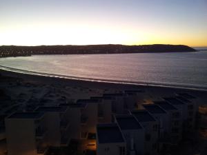 - Vistas a la playa y al océano al atardecer en Condominio Costamar, en Coquimbo