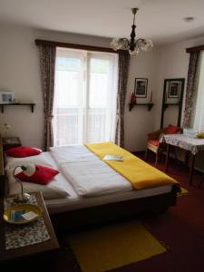 Un dormitorio con una cama grande y una ventana en Pension Stissen Haus am See, en Faak am See
