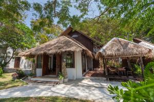 a small house with a thatch roof at Sarikantang Resort & Spa, Koh Phangan in Haad Rin