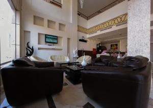 The lobby or reception area at Raoum Inn Hail