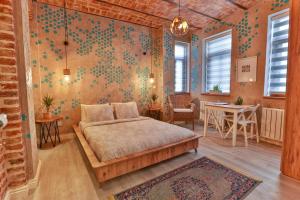 イスタンブールにあるFlats Company -Mujgan Apartmentのベッドルーム1室(ベッド1台、テーブル、椅子付)