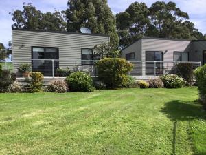 een huis met een tuin ervoor bij Nextdoor@portarthur in Port Arthur