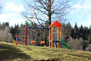 un parco giochi su una collina in un campo di Bakuriani Valley a Bakuriani