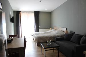 una camera da letto con un letto e un soggiorno con un divano di Bakuriani Valley a Bakuriani