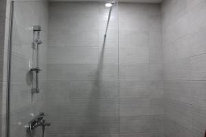 un bagno con doccia con porta in vetro di Bakuriani Valley a Bakuriani Altre 38 foto