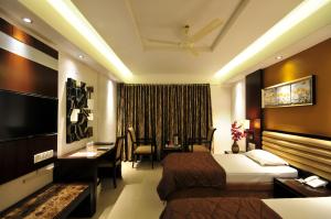 Hotel Surabhi Regency客房内的一张或多张床位
