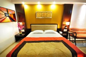 Hotel Surabhi Regency客房内的一张或多张床位