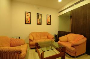 Hotel Surabhi Regency的休息区