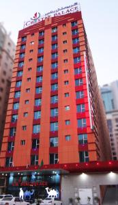 マナーマにあるCrystal Palace Hotelの赤い建物