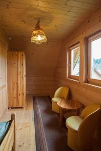イステブナにあるDomek u Andrzejaの木造キャビン内の客室で、シャンデリアが備わります。