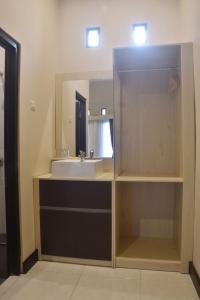 a bathroom with a sink and a mirror at Hotel Orizatha in Mataram