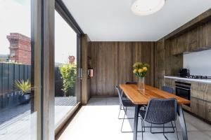 een keuken en eetkamer met een tafel en stoelen bij Blue Magnolia in Hobart