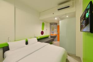 Un ou plusieurs lits dans un hébergement de l'établissement POP! Hotel Timoho Yogyakarta