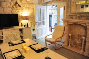 Televízia a/alebo spoločenská miestnosť v ubytovaní House Vilović Korčula