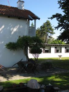ein Haus mit einem Tisch und einem Baum im Hof in der Unterkunft Hotel Liselund in Nykøbing Falster