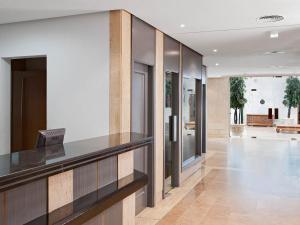 una hall di una casa con bancone reception di Apartamentos TH Las Rozas a Las Rozas de Madrid