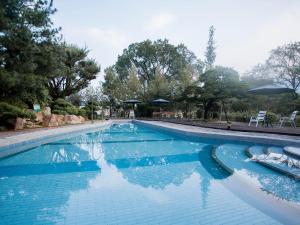 una gran piscina con azulejos azules. en Flying Villa en Puli