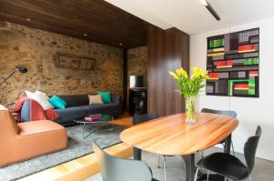 uma sala de estar com uma mesa e um sofá em Stone Flower em Hobart