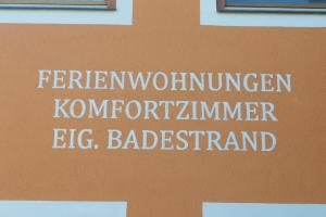um sinal na lateral de um edifício em Pension Seerose em Drobollach am Faakersee