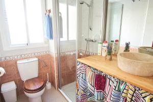 y baño con ducha, aseo y lavamanos. en Bordador Central Suite by Valcambre, en Sevilla