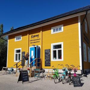 een geel gebouw met fietsen voor de deur bij Köpmans in Nauvo