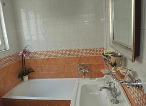 ein Badezimmer mit einer Badewanne und einem Waschbecken in der Unterkunft Casa Raffaele Conforti in Maiori