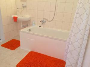 La salle de bains est pourvue d'une baignoire et d'un lavabo. dans l'établissement Apartment Olomouc Centre, à Olomouc