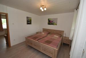 um quarto com uma cama de madeira num quarto em Fewo Mey em Greetsiel