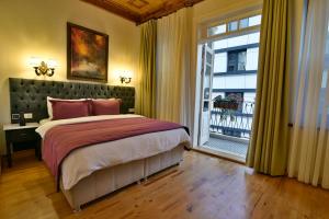 イスタンブールにあるイスタンブール ライフ ホテルのベッドルーム1室(ベッド1台、大きな窓付)
